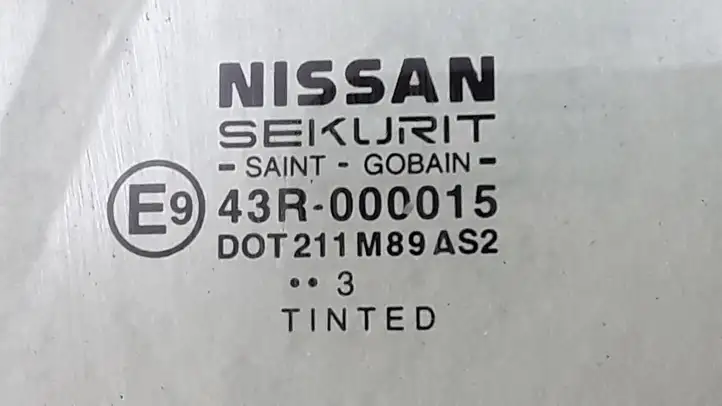 Nissan (2000 - 2006) Стекло задней двери — фото 2