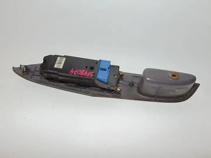 Toyota Prius (XW10) (1997 - 2003) 8404047020 Блок кнопок стеклоподъемников — фото 4