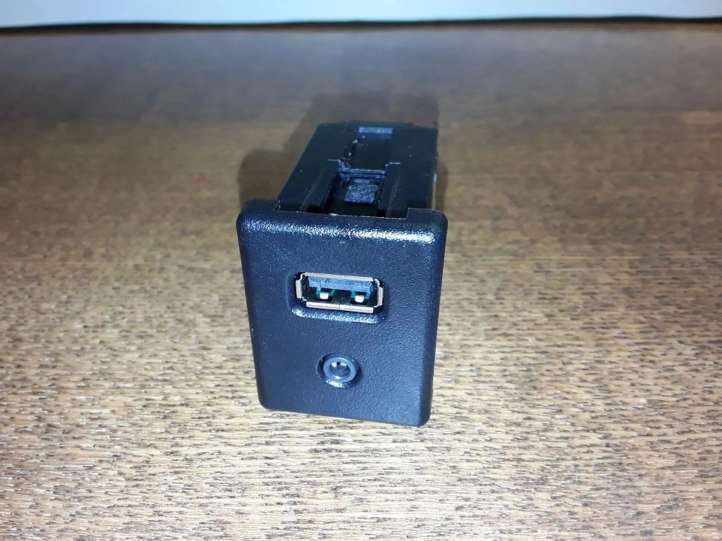 P20868798 Opel Insignia A USB jungtis