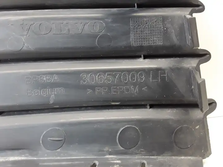 Volvo V70 (2000 - 2004) 30657009 Нижняя решетка переднего бампера — фото 3