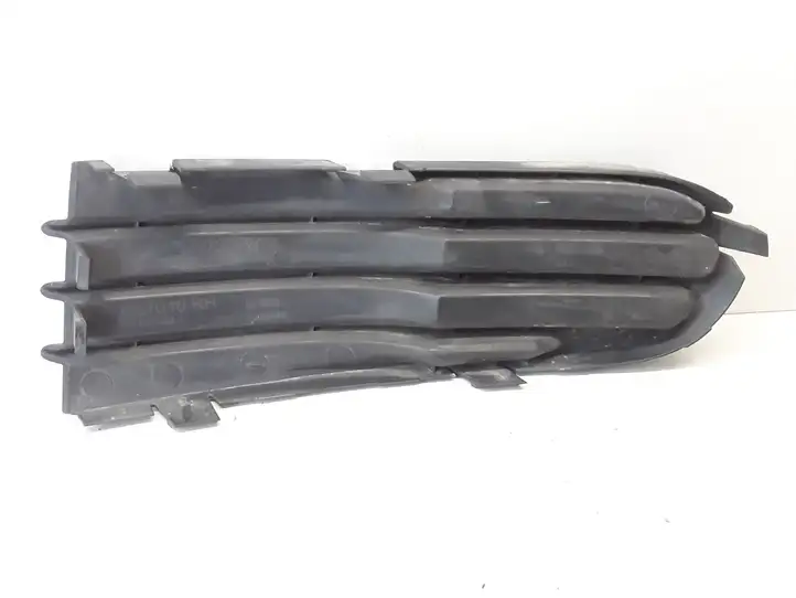 Volvo V70 (2000 - 2004) 30657010 Нижняя решетка переднего бампера — фото 2