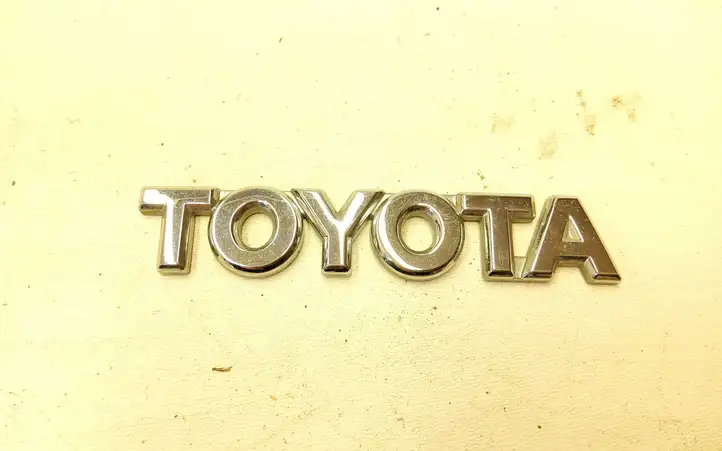 Toyota Corolla Verso AR10 (2004 - 2009) Эмблемы и надписи — фото 1
