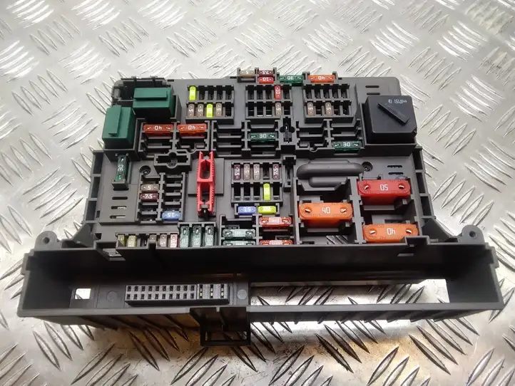 BMW 3 E90 E91 (2005 - 2012)  10688710 Блок предохранителей