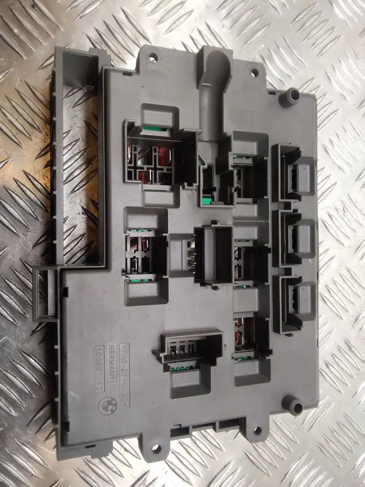 BMW 3 E90 E91 (2005 - 2012)  10688710 Блок предохранителей