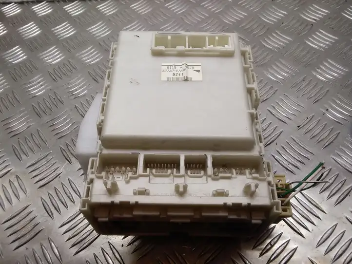 Toyota Prius (XW20) (2003 - 2009) 8273047290 Блок предохранителей — фото 1