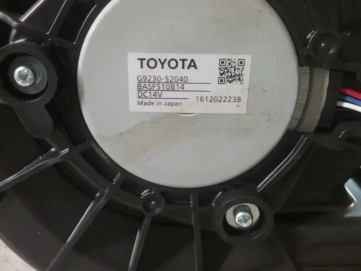 Toyota Yaris (2009 - 2012) G923052040 электрический вентилятор батареи автомобиля — фото 3