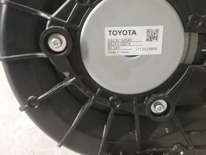 Toyota Yaris (2009 - 2012) G923052040 электрический вентилятор батареи автомобиля — фото 4