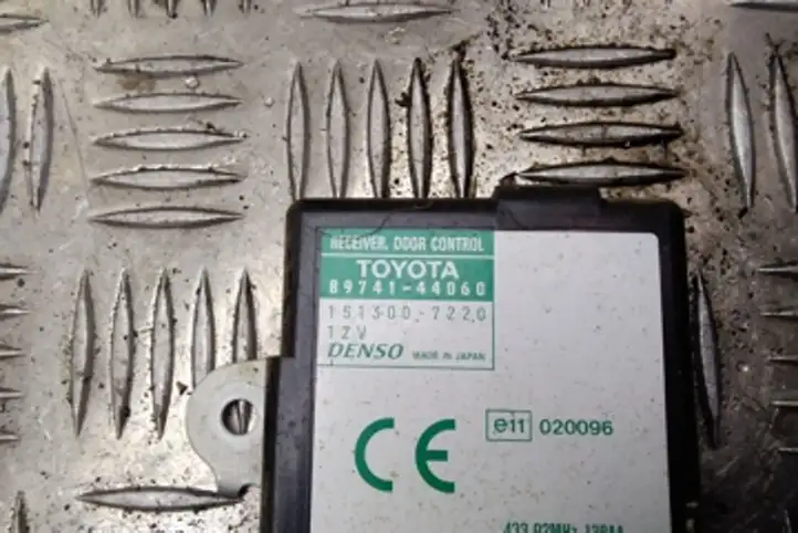 Toyota Avensis Verso (2001 - 2004) 8974144060 Блок управления дверью — фото 3