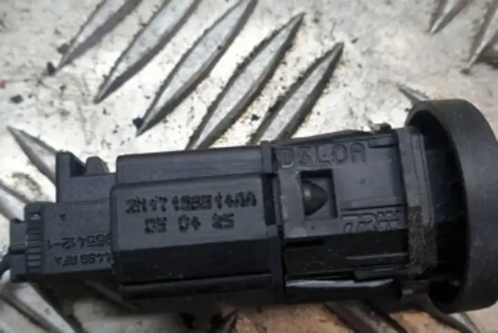 Ford Focus (2005 - 2008)  D3LOA Включатель закрытия задней крышки