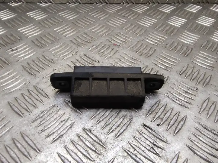 Toyota Prius (XW30) (2009 - 2015) Кнопка закрытия крышки багажника — фото 1