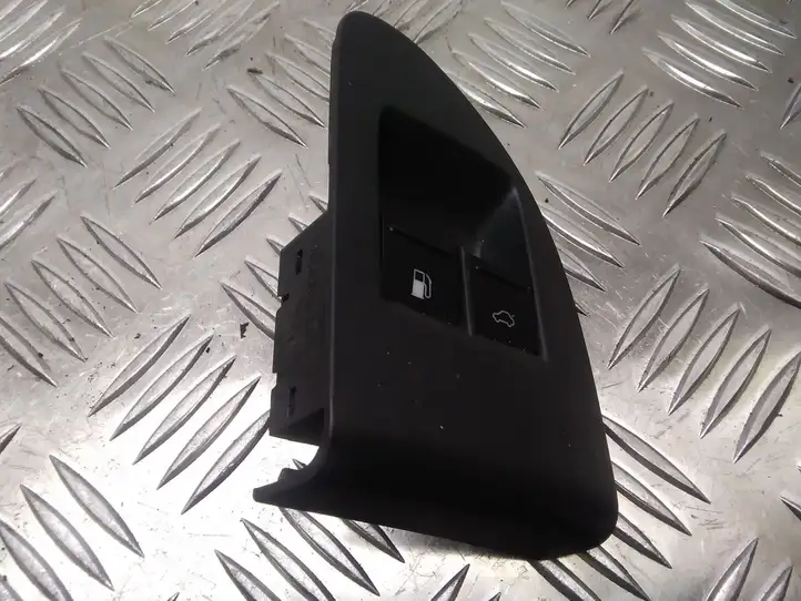 Volkswagen Touareg I (2002 - 2010)   Включатель открытия топливного бака