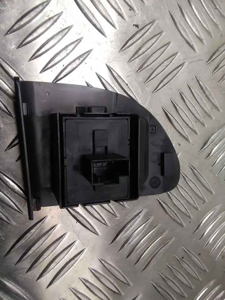 Volkswagen Touareg I (2002 - 2010)   Включатель открытия топливного бака