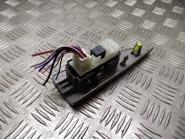 Toyota Corolla Verso E121 (2001 - 2004)  7427113040 Кнопка стеклоподъемников