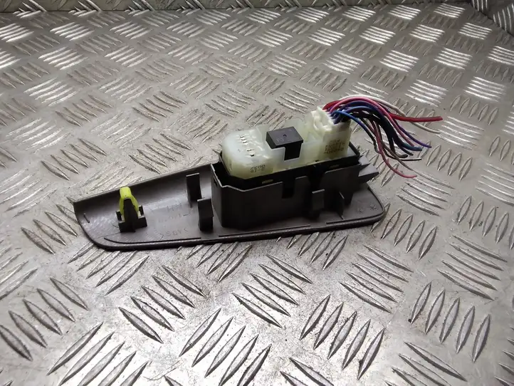 Toyota Corolla Verso E121 (2001 - 2004)  7427113040 Кнопка стеклоподъемников