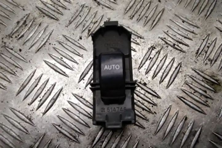 Toyota Avensis Verso (2001 - 2004) 8403044020 Блок кнопок стеклоподъемников — фото 1