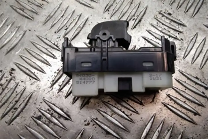 Toyota Avensis Verso (2001 - 2004) 8403044020 Блок кнопок стеклоподъемников — фото 2