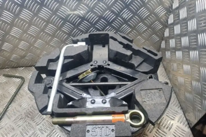 Subaru Outback (2003 - 2007) 97035AG011 Обшивка ниши запасного колеса — фото 4