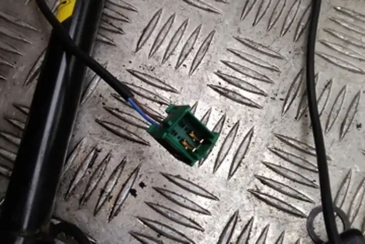 Opel Meriva (2006 - 2010)  13130377 Замок переднего ремня