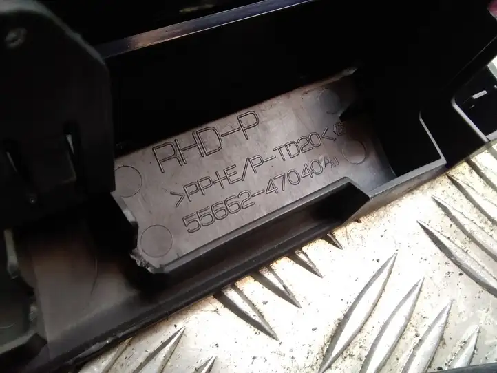 Toyota Prius (XW30) (2009 - 2015) 5566247040 Боковой воздушный дефлектор — фото 3