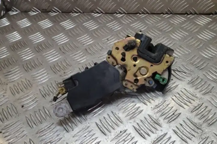 Subaru Legacy (1999 - 2003)  0728 Замок задней двери