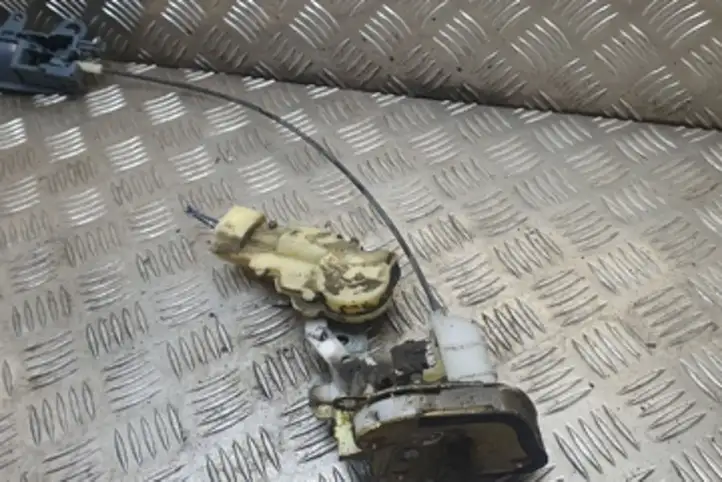 Toyota Yaris Verso (1999 - 2005) 991204 Замок задней двери — фото 3