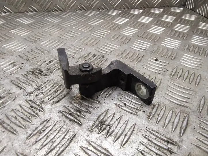 Audi A4 (2004 - 2009)   Верхняя петля задней двери