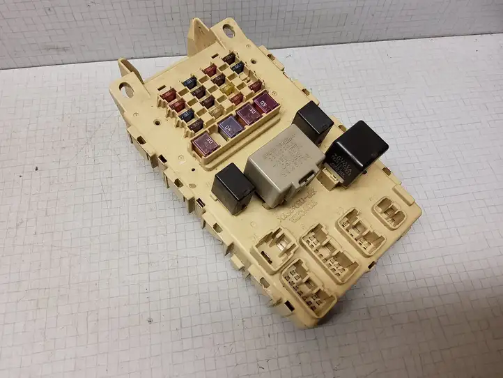 Toyota Yaris (1999 - 2003)  8198050030 Блок предохранителей