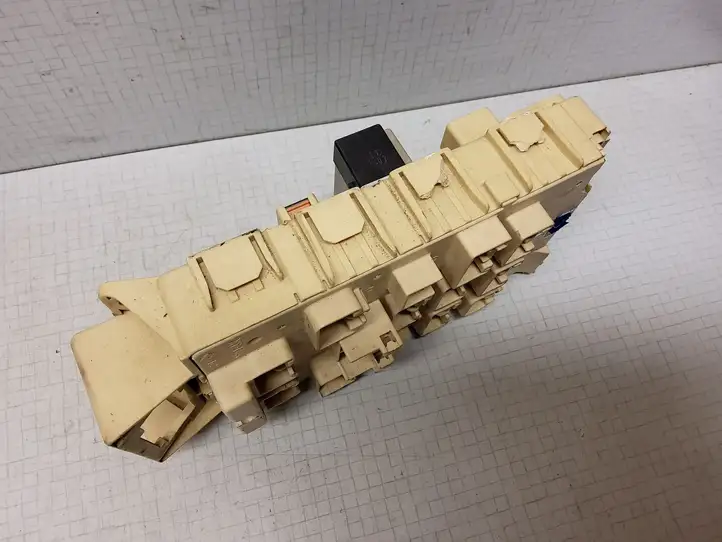 Toyota Yaris (1999 - 2003)  8198050030 Блок предохранителей