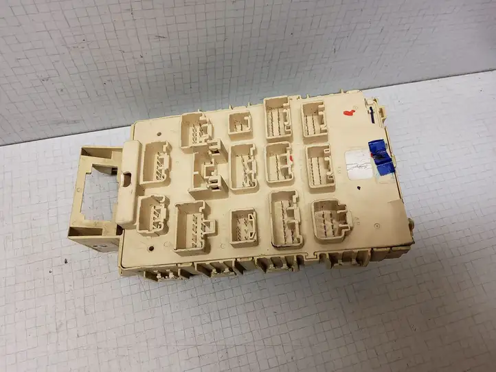 Toyota Yaris (1999 - 2003)  8198050030 Блок предохранителей