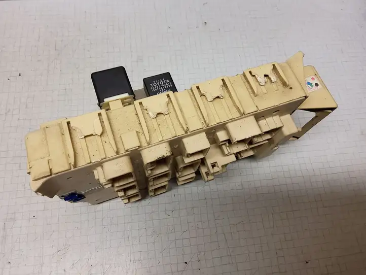 Toyota Yaris (1999 - 2003)  8198050030 Блок предохранителей