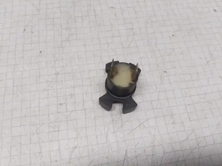Toyota Avensis T250 (2003 - 2006) Розетка 12V (передняя) — фото 2