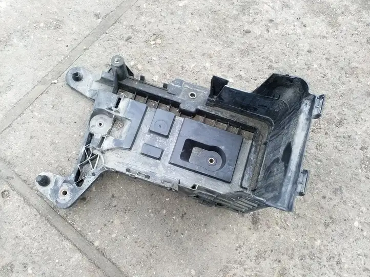 Volkswagen Golf V (2003 - 2009) 1K0915333C Площадка аккумулятора — фото 1