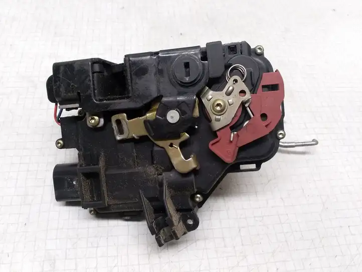 Audi A4 (2000 - 2006)  8E0839015C Замок задней двери
