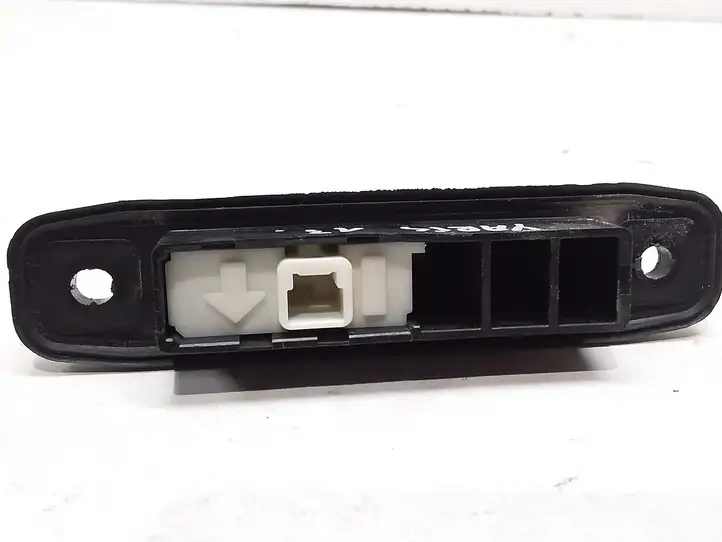 Toyota Yaris (2012 - 2014) 0506B39 Кнопка закрытия крышки багажника — фото 2