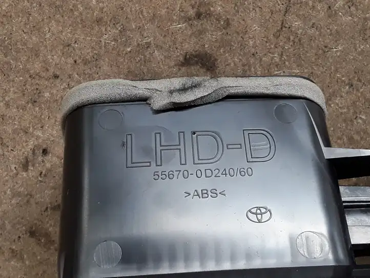 Toyota Yaris (2014 - 2019) 556700D240 Центральный воздушный дефлектор — фото 3