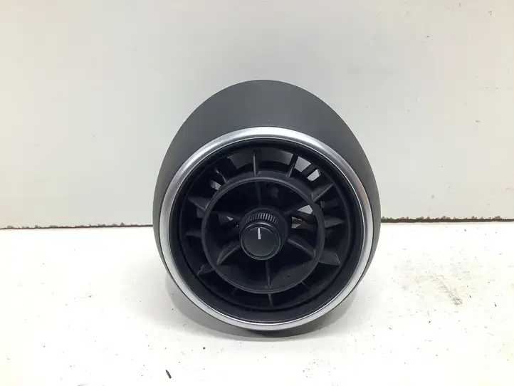 Audi A1 (2010 - 2014)  8X1820951 Центральный дефлектор