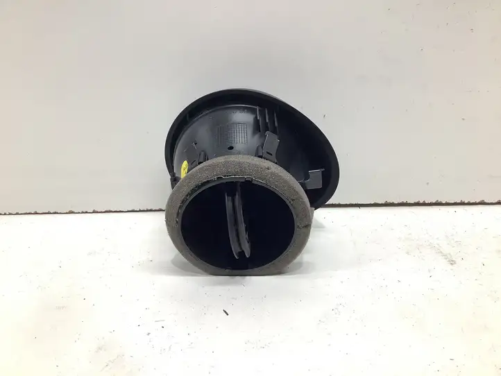 Audi A1 (2010 - 2014)  8X1820951 Центральный дефлектор