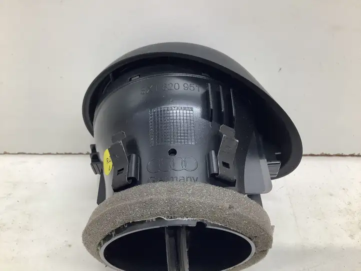 Audi A1 (2010 - 2014)  8X1820951 Центральный дефлектор