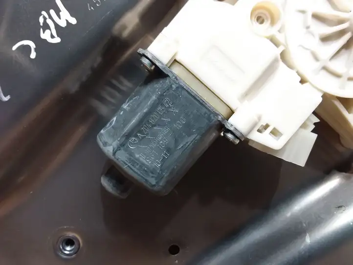 Mercedes-Benz C W204 (2007 - 2014)  A2048200542 Передний комплект электрического механизма для подъема окна