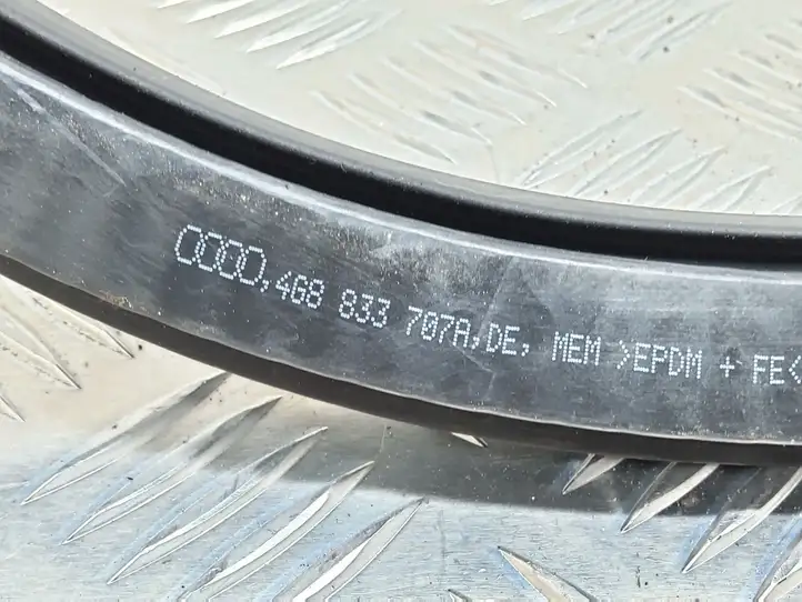 Audi RS7 C7 (2014 - 2018) 4G8833707A Уплотнитель кузова — фото 3