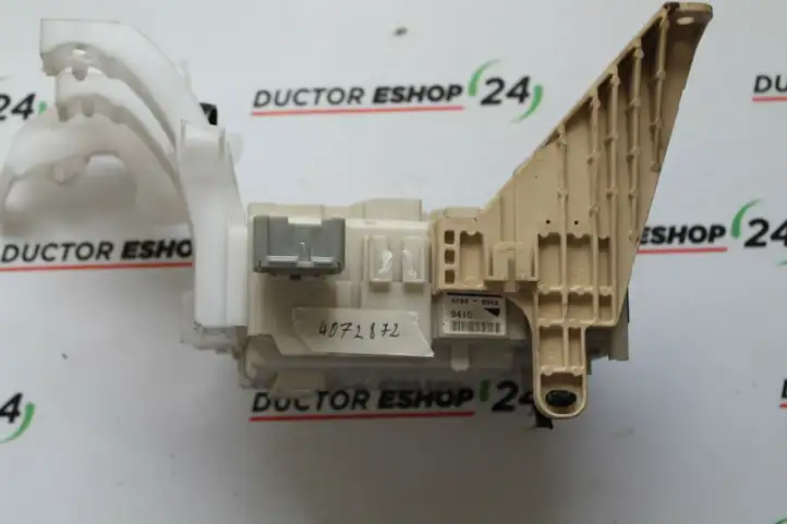 Toyota Yaris (2005 - 2009)  9410 Блок предохранителей