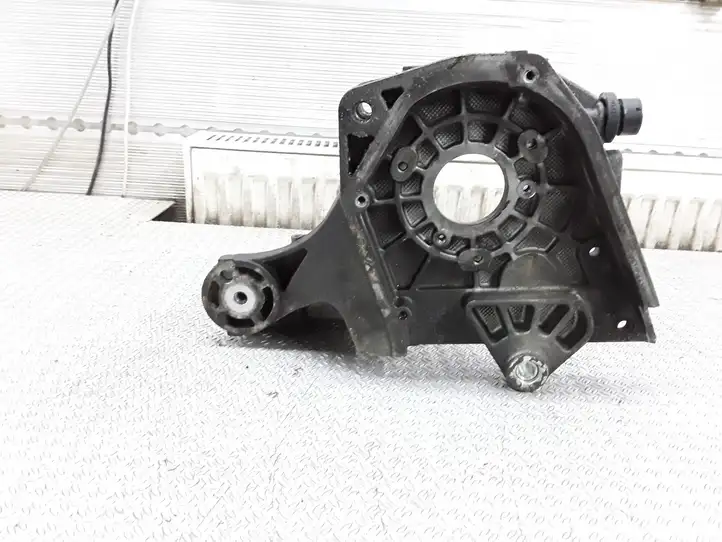 Opel Zafira B (2003 - 2006) 55187918 Кронштейн топливного насоса — фото 1