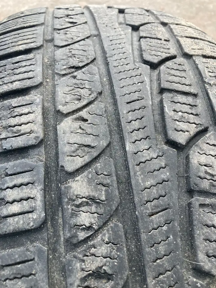 Toyota Hilux (AN10, AN20, AN30) (2008 - 2011) Зимняя шина R17 — фото 3