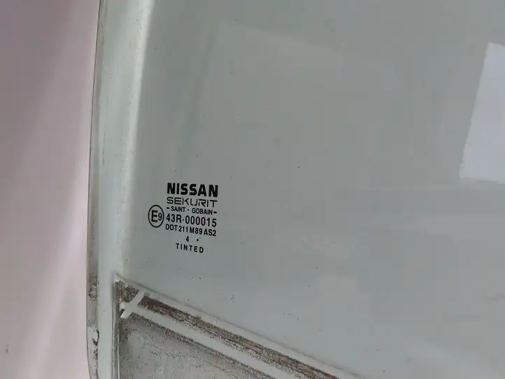 Nissan (2000 - 2006) Стекло задней двери — фото 2