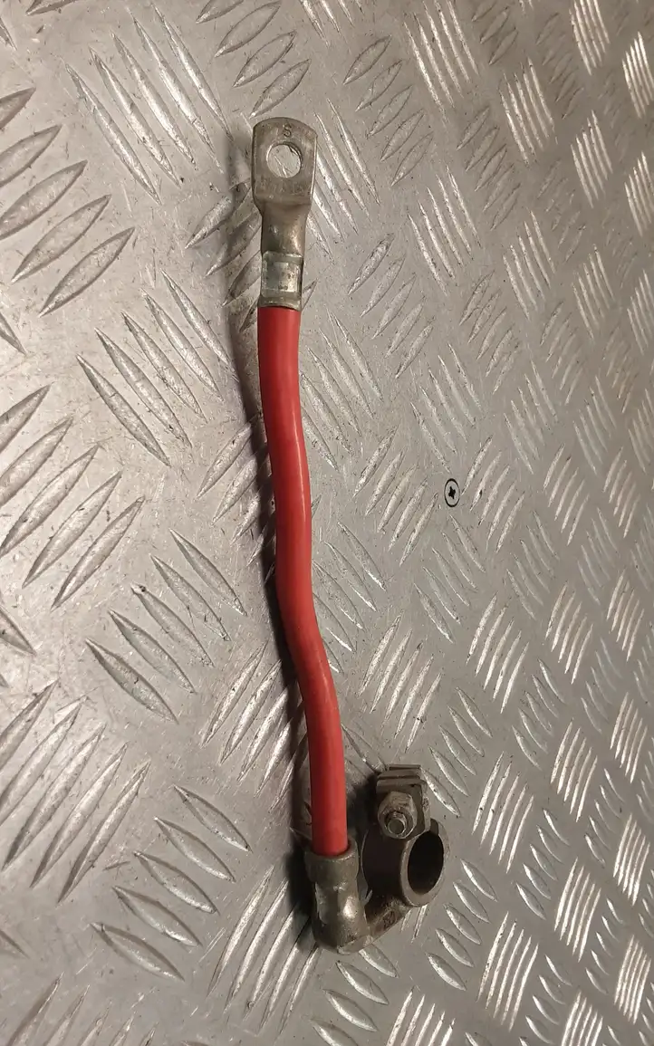 Audi A4 (2004 - 2009)   Плюсовый провод (аккумулятора)