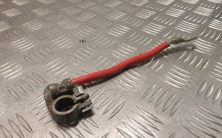 Audi A4 (2004 - 2009)   Плюсовый провод (аккумулятора)