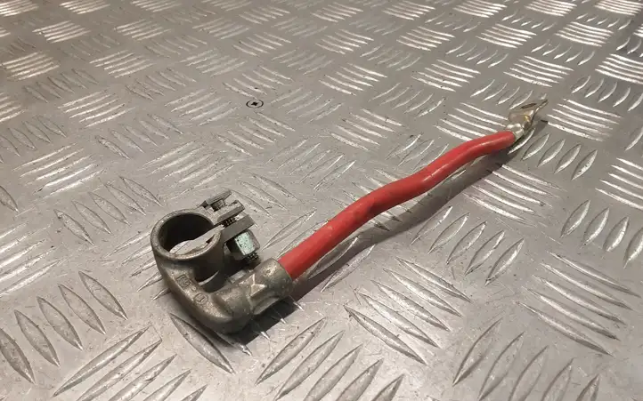 Audi A4 (2004 - 2009)   Плюсовый провод (аккумулятора)