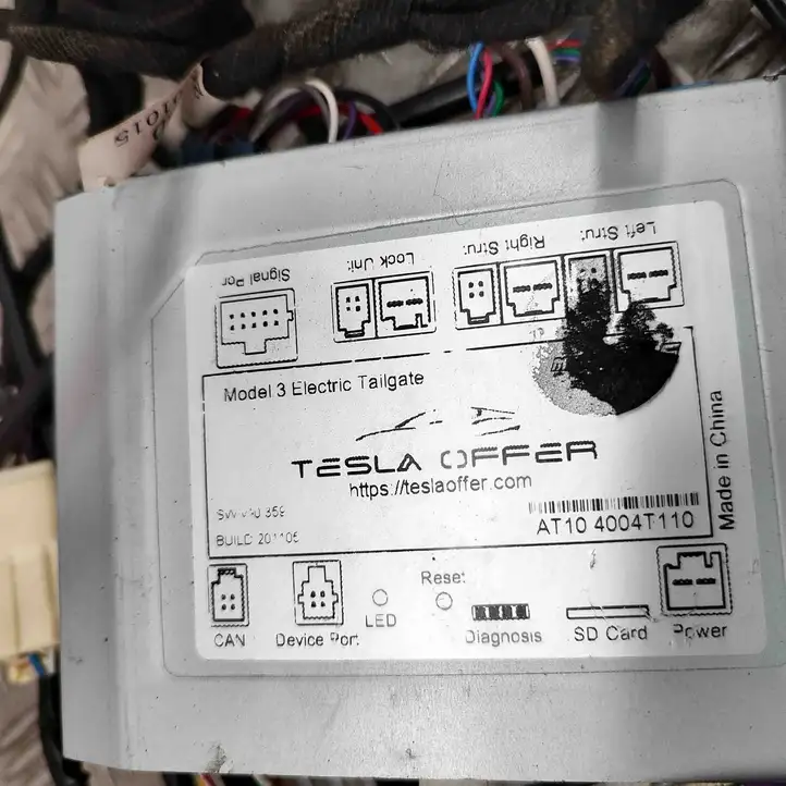 Tesla Model 3 (2017 - 2023) Блок управления крышкой багажника — фото 6