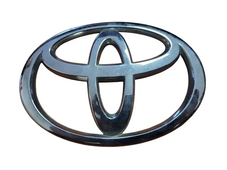 Toyota Corolla Verso AR10 (2004 - 2009) Эмблема производителя — фото 1