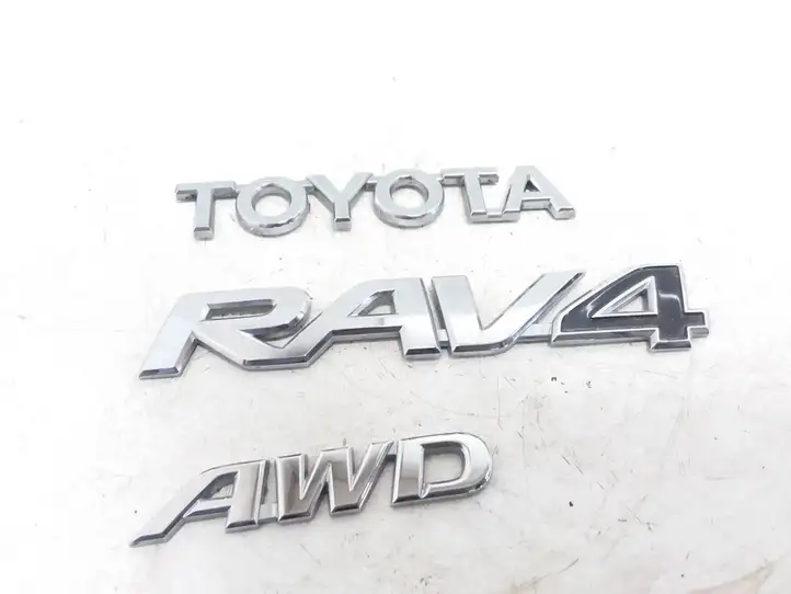 Toyota RAV 4 (XA40) (2012 - 2018) Эмблема производителя — фото 1